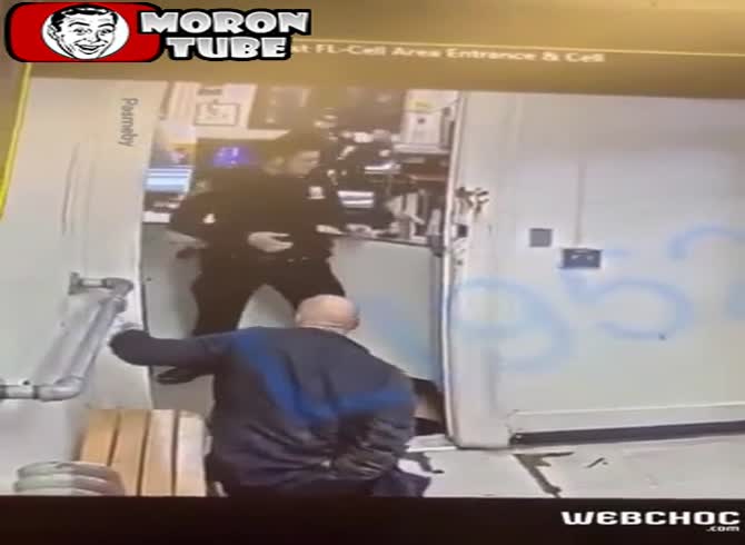 Video :An arrested guy lashes out at police officers in retaliation!